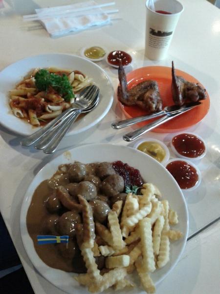 Hazwan_1's tweet photo. meatball bersama tersayang...  ^_^ http://t.co/nRwJ7UUT