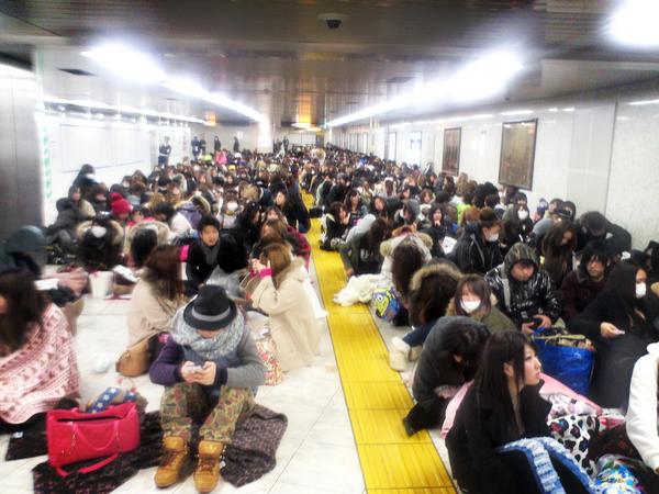Yumieeeeee 渋谷が元気で嬉しい O Rt Wwd Jp ただいま午前6時ですが この大行列 風物詩になった渋谷109の初売りに来ています 先頭の17才の女の子は昨夜の10時から並んでいるとのこと エゴイストの福袋がお目当てです Http T Co Kdyll99m Yumieeeeee 渋谷が元気で嬉しい O Rt Wwd Jp ただいま午前6時ですが この大行列 風物詩になった渋谷109の初売りに来ています 先頭の17才の女の子は昨夜の10時から並んでいるとのこと エゴイストの福袋がお目当てです Http T Co Kdyll99m