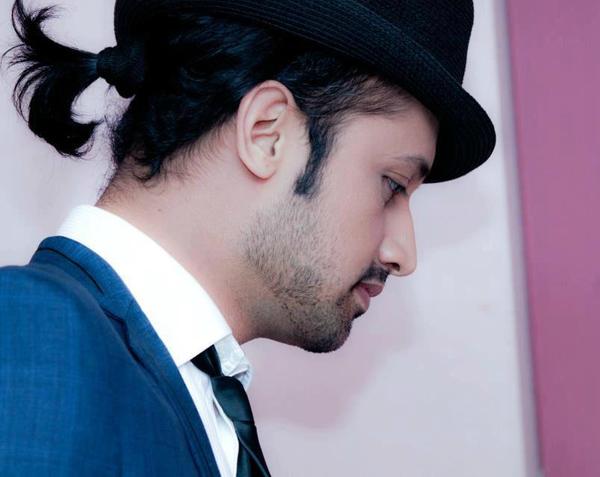AtifAslamWorld's tweet photo. Looking good Atif saab @itsaadee #TeamAtif http://t.co/9Bcl2YIR