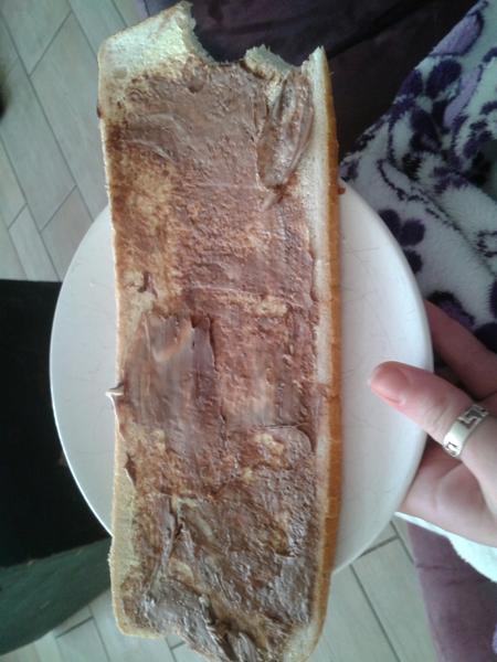 caaaitlinx_'s tweet image. haha mijn boterham #supergroot