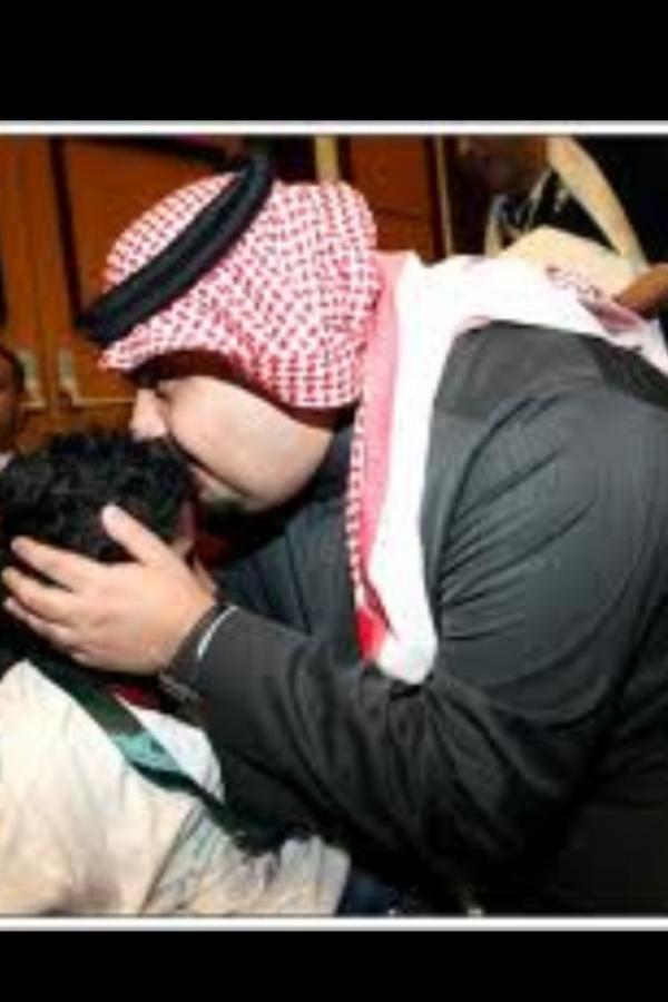 nabdh_alshware3's tweet photo. هنا يقبـّل رأس طفل معاق http://t.co/K2bk9UMZ