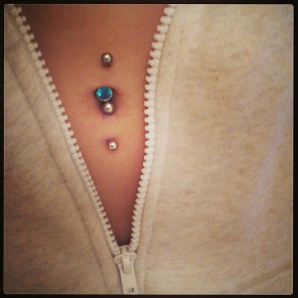 missingmunchkin's tweet image. Double belly peircing