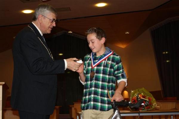 Vanavond is onze topper Niels van Ekeren gehuldigd door de burgemeester van Maurik tot 'Kanjer van Buren 2012' Congrats