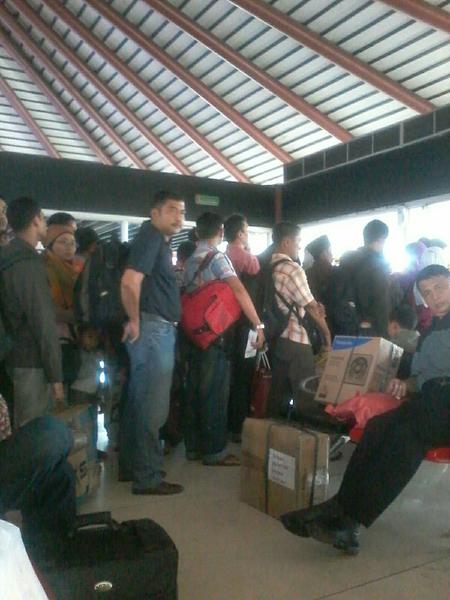 shanata4's tweet photo. "Hari gini #belumbisamoveon dari antrian pintu masuk menuju pesawat di bandara soeta" @Samsung_ID http://t.co/sabA9Hpj