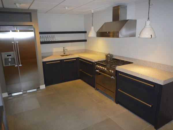 Nieuwe handgemaakte Beda showroom keuken met apparatuur van @Steelfornuizen en natuurstenen werkblad van <a href="/Reyn_Design/">ReynDesign</a>