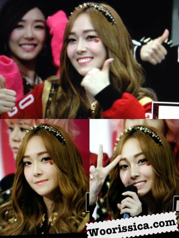 [PIC][03-01-2013]Hình ảnh của SNSD từ chương trình "Mnet WIDE" chiều nay A_rJfT2CYAAGK4B