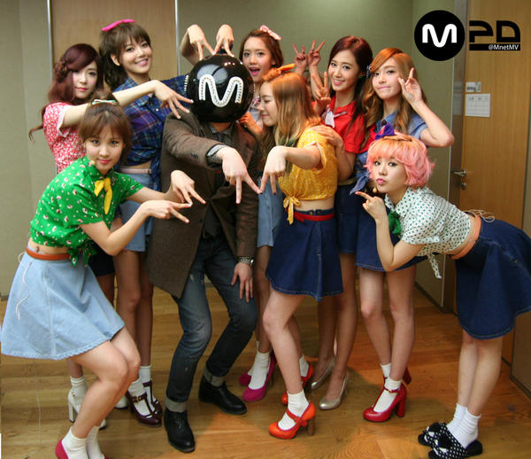 [PIC][03-01-2013]Selca của SNSD tại hậu trường chương trình Mnet "M! Countdown" chiều nay A_rUtPhCAAEQO7Q