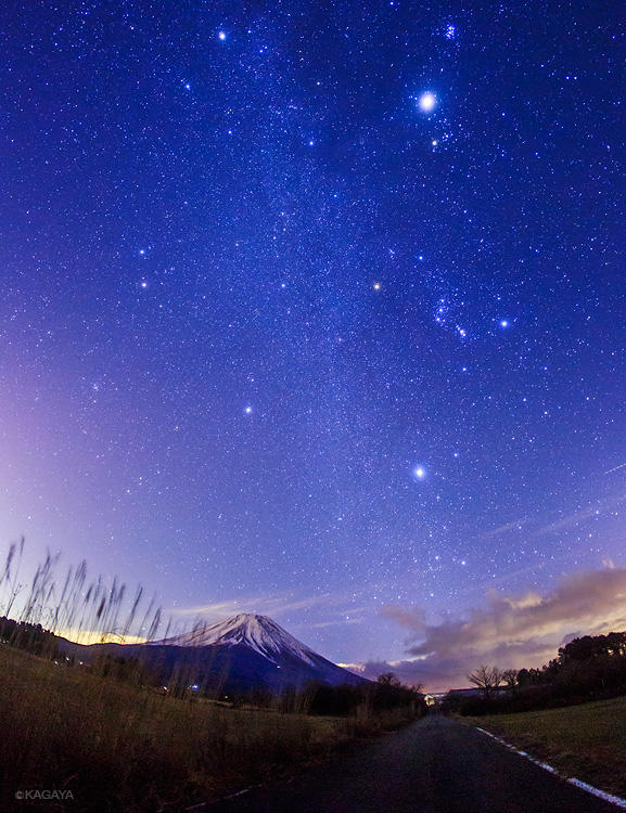 あなたのオトモアイルー 在 Twitter 上 綺麗な空と富士山に 雪山 を思い出してしまいましたニャ Kagaya 流星群を待つ富士山と銀河 冬の星座たちがきらめく夜です まもなく月が昇ります Http T Co Zngnuceh Twitter