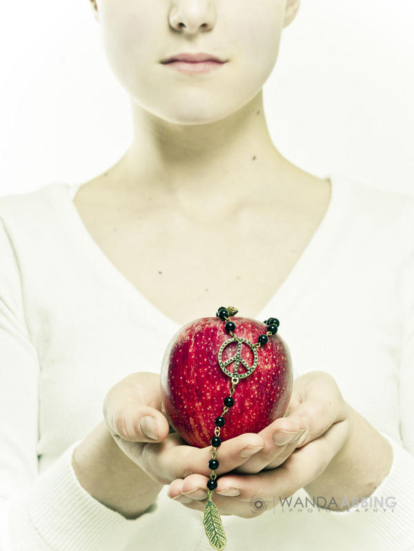 WandaAbbing's tweet photo. Beginnings... Again A picture about # temptation #snowwhite #resolutions and #beginnings #photography #portrait http://t.co/2CrctagW
