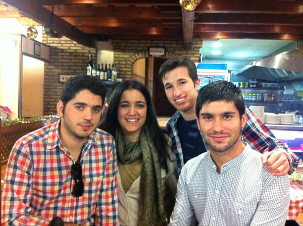 andresaga90's tweet photo. Con @mer_paz @pikelbam @eiris_juan tela de preocupados! http://t.co/wFZuwcUz