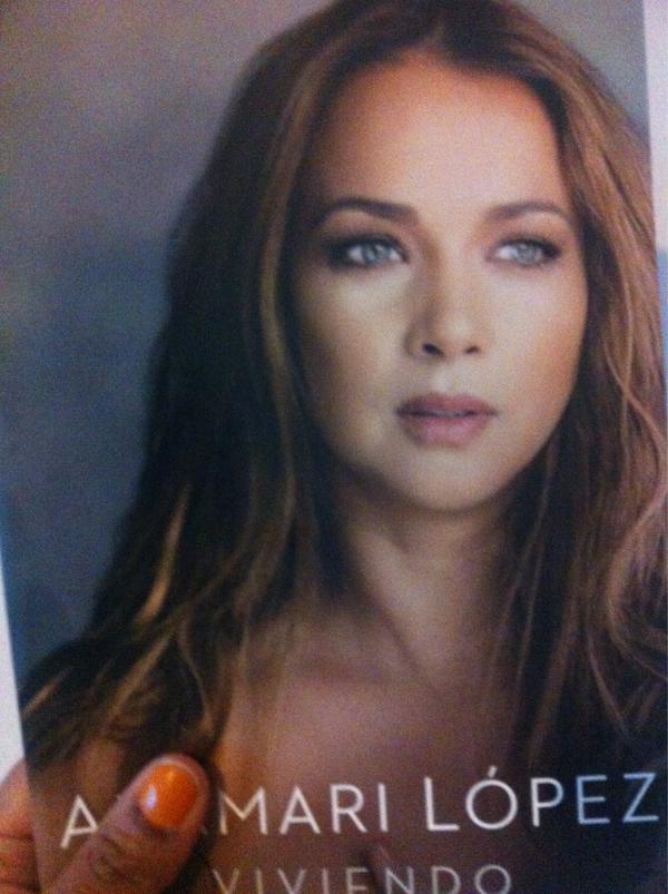 yacaradisla's tweet photo. @AdamariLopez  emocionada, por fin llego mi libro #VIVIENDO. http://t.co/1hloP8HC