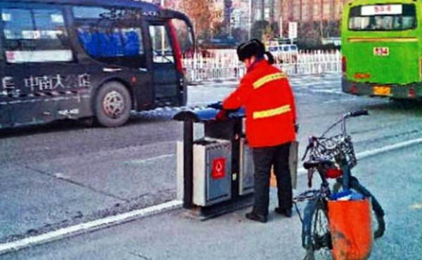El_Universal_Mx's tweet photo. #ENTÉRATE China millonaria trabaja como barrendera para enseñar a sus hijos virtudes del trabajo. http://t.co/SXtorFGu http://t.co/WeeR5FME