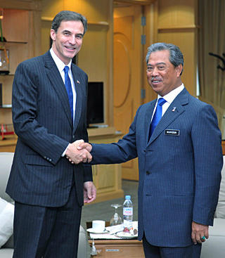 norrose79's tweet photo. @MuhyiddinYassin menerima kunjungan hormat Duta Besar Amerika Syarikat (AS) ke Malaysia, Datuk Paul W Jones d Putrajaya http://t.co/C3orZ898