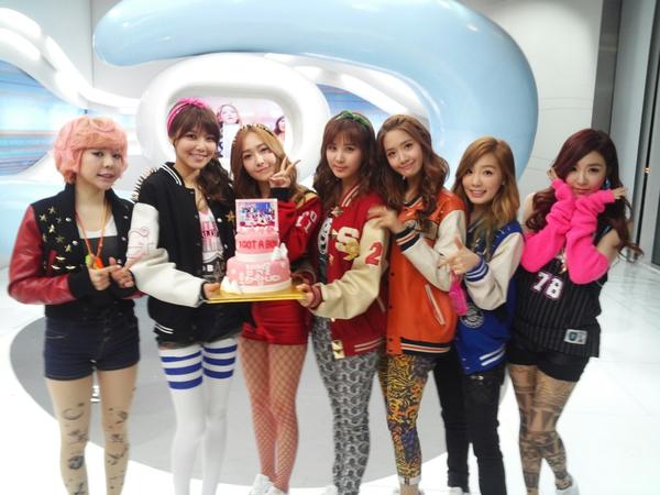 [PIC][03-01-2013]Selca của SNSD tại hậu trường chương trình Mnet "M! Countdown" chiều nay A_ugfsmCQAAGVEd