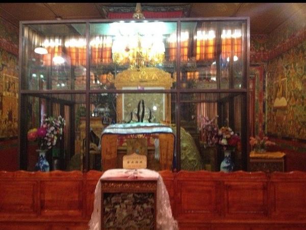 ནོར་གླིང་ཕོ་བྲང་ལ་ཡོད་པའི་གསེར་ཁྲིར་ཤེལ་སྒྲོམ་བཟོས་བཞག