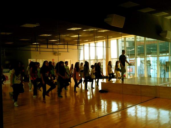 BASMOVE's tweet image. El enooorme Sergi Orduña en su 2ªclase del intensivo #GDBM !!! KRUMP