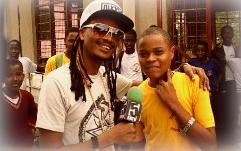 eastafricatv's tweet photo. #SKONGA ndani ya #KINYEREZISECONDARYSCHOOL leo, na @Allan_Lucky Kuna wakali wa #Fashion + vipaji kibao ndani, #TUNEINNW http://t.co/EfwI2Len