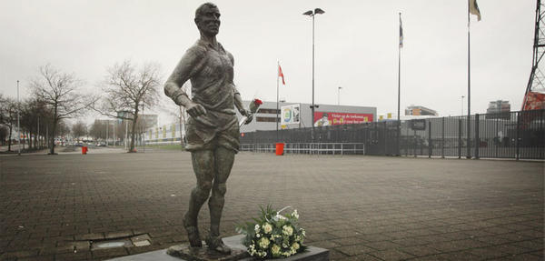 Feyenoord's tweet photo. In Memoriam: Coen Moulijn. FSV en De Feijenoorder leggen bloemen bij het standbeeld van Moulijn voor De Kuip. http://t.co/joxIO4A5