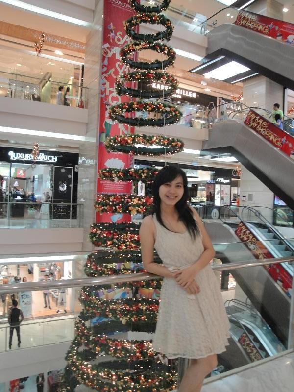 NgnVng's tweet photo. Noel 2012 at Vincom http://t.co/nG5cH8Vu