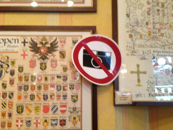 melodaoust15's tweet image. At the castle ... We have a problem ... #nopicture @ratt26 @jill_saulnier @sarahdavis09