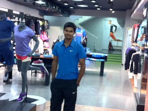 crear Sí misma bruscamente S.Badrinath on Twitter: "Visited NIKE store on brigade road bangalore.one  of the best..!!great variety and quality.warm staff too.must visit.!!  http://t.co/fYfA2OGI" / Twitter