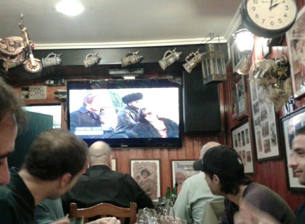 cerdiloop's tweet photo. Comiendo en la raspa viendo entrevista a @columpioasesino en la raspa con @osebno @flor_de___te @artiberria @pdepatri http://t.co/tRa4XZ0V