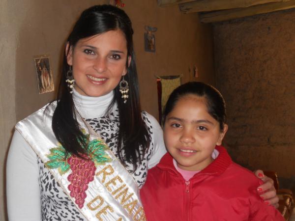FONBEC's tweet photo. Aimy, becaria de FONBEC es visitada por la Reina de la Capital...GRACIAS! http://t.co/ixVAnqOu