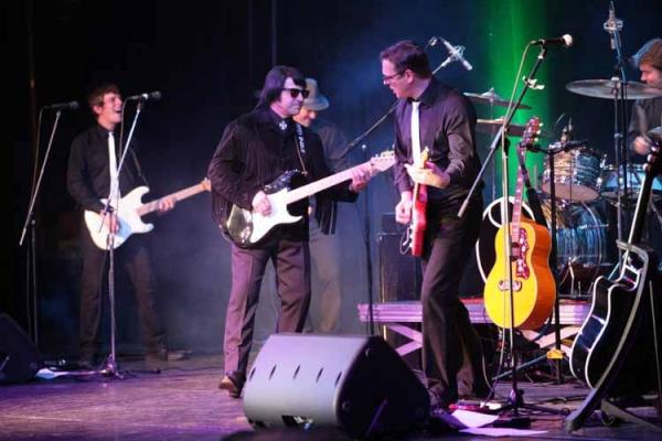barryhsteele's tweet photo. Roy Orbison and friends with Barry Steele at the Alexandra Theatre in Bognor Regis tonight......... x http://t.co/DZdulT50