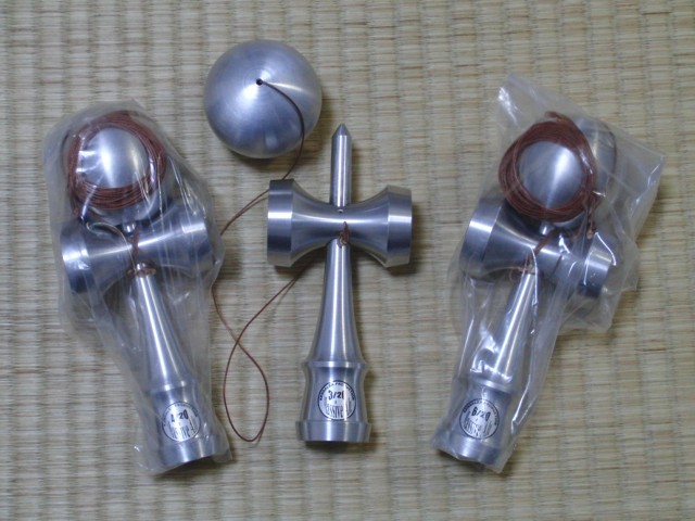 Katsuaki Shimadera Kendalex作アルミニウムけん玉が届いた ものすごくかっこいい 大空が原型なので静止 技もひととおり止まります 実物を見たら欲しがる人は多いだろうなあ Http T Co Aenpoh1i Twitter