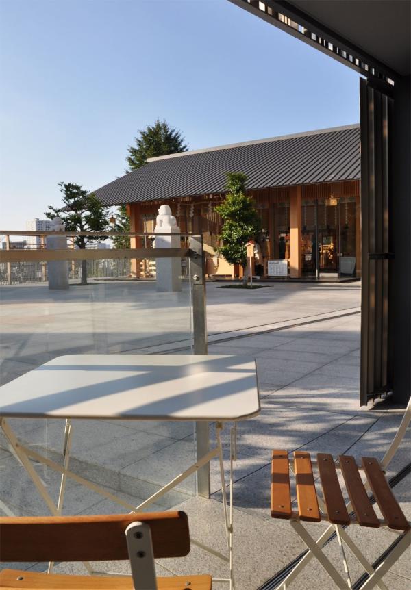 MIKI__Mu's tweet photo. 気分転換に神社の境内にあるカフェのオープンテラスでひと仕事……ご利益でよい案が浮かぶことを祈って……＠あかぎカフェ http://t.co/VOFJMtOe