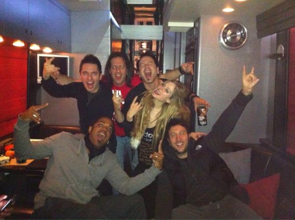 Avril Lavigne Band Bus Party With Jimmymcgorman Stevefekete Rodneyondrums Altberry Ferlazz Http T Co Ymdggv7p