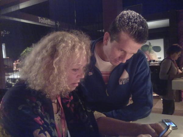 MauriceAndersen's tweet image. @margreetmartin geeft een demo van @Connection4all aan @RichardKrajicek . #waytogomargreet