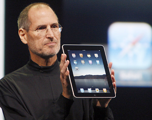 oscarsotou's tweet photo. #info4cm una fotografia de #stevejobs en la que es veu com ensenya un gran invent en l'informàtica... http://t.co/O6eVNOae