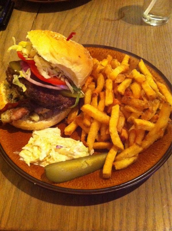 bromondes's tweet photo. Having the best burger in the city @chucksburgerbar. http://t.co/EQscFXgq