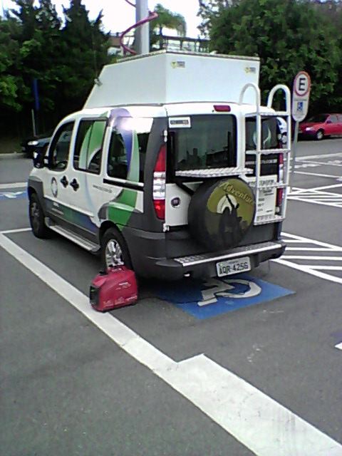kollodel's tweet photo. RPC pode até parar em vagas para portadores de deficiecia...  Deem RT RT RT!!!! http://t.co/HnAmiFZJ