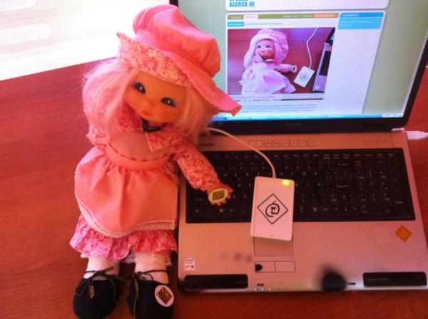 No sé la marca de esta muñeca, pero va a tener el privilegio de ser la primera con #NFC. Ya es "viejita" la pobre....