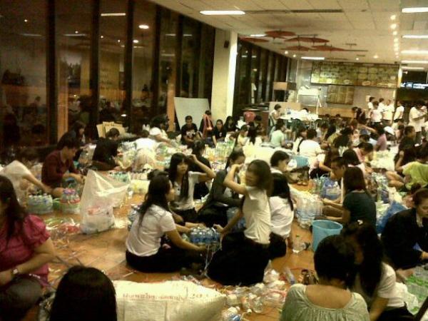 Mirror_org's tweet image. บรรยากาศ การทำชูชีพ ณ ตอนนี้ ที่ ศปภ.ภาคประชาชน ดอนเมือง