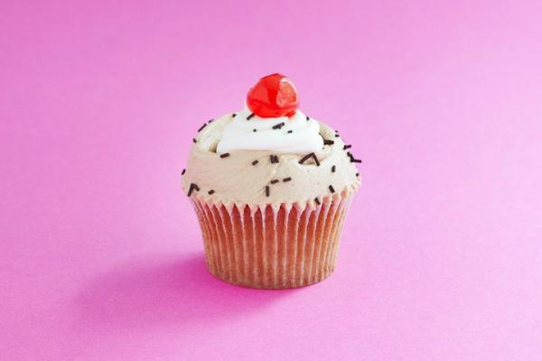HBBSpitalfields's tweet photo. All the taste of a cherry cola float without bubbles up your nose! It's our Cherry Cola-Float Cupcake Daily Special: http://t.co/U3BGN0Xx