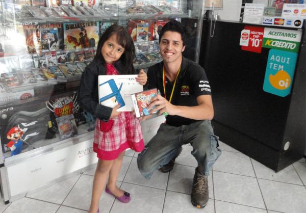 actiongameloja's tweet image. Confiram o resultado do sorteio do Nintendo DSi XL! migre.me/5UyIb │ Maria Clara Souza Siqueira foi a ganhadora.