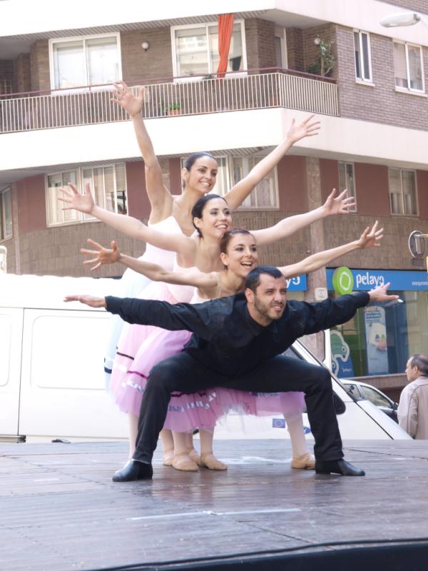 DanzaCompany's tweet photo. "Durante el día hay miles de emociones dentro de mí. Y se liberan cuando bailo..." Buen viernes a todos...! http://t.co/Dy9OQnXP