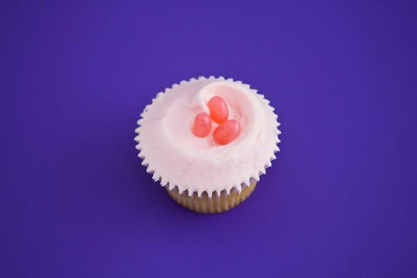 HBBSpitalfields's tweet photo. Today's Daily Special is the Cotton Candy Cupcake! http://t.co/ISU8bVmF