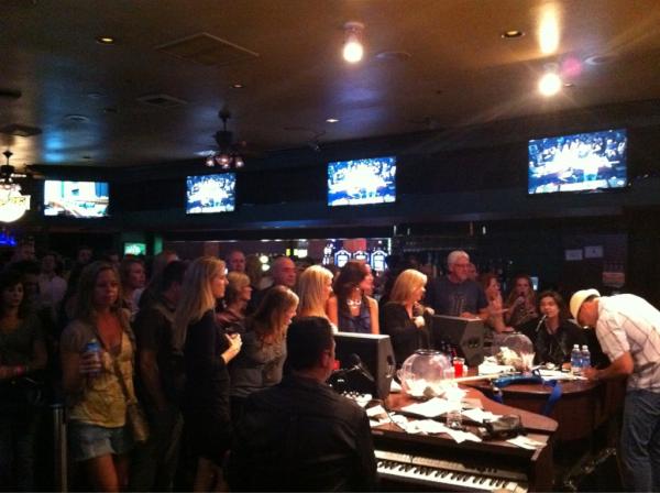 MixingVegas's tweet photo. #BarAtTimesSquare @NYNYVegas #goingoff right now #vegas http://t.co/blkXugzf
