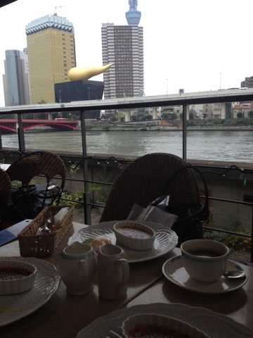 Kikuchan_'s tweet photo. 隅田川リバーサイドでお茶☕🍰 http://t.co/xv2GQZuI