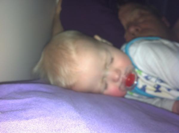 Luuk0101's tweet photo. Maar zo in het grote bed vind ik het wel gezellig om nog een uurtje te moeten slapen!! #wintertijd http://t.co/3TLjpWvT