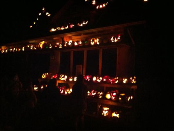 ParticleMayn's tweet image. Jack-o-lanterns on a house #blockparty. #happyhalloween. @milkthistleface
