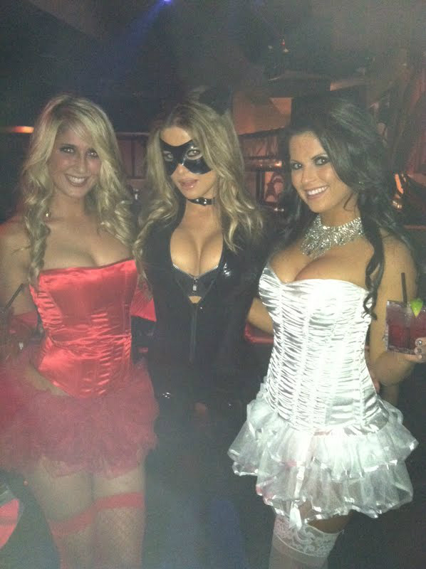 carmenelectra's tweet photo. Happy Halloween! http://t.co/Dlf3c8H3