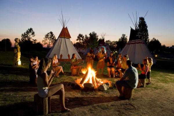 Индейский костер. Ритуальные танцы у костра. Индейский костер. Индеец шаман. Индейцы у костра.