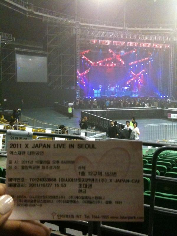akasoju's tweet photo. x japan 콘서트 왔어요!!! 
두근두근두근두근두근두근... :) 
무대가 너무너무 잘 보여ㅜ 
완전 떨려염 >_< 
오늘이야말로 불타는 금요일이닷!!! http://t.co/79YgFhMS