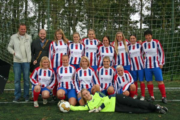 Bemiddeld in sponsoring tussen Hersenstichting en de dames van DFC Delfia. Dus samen op de foto!