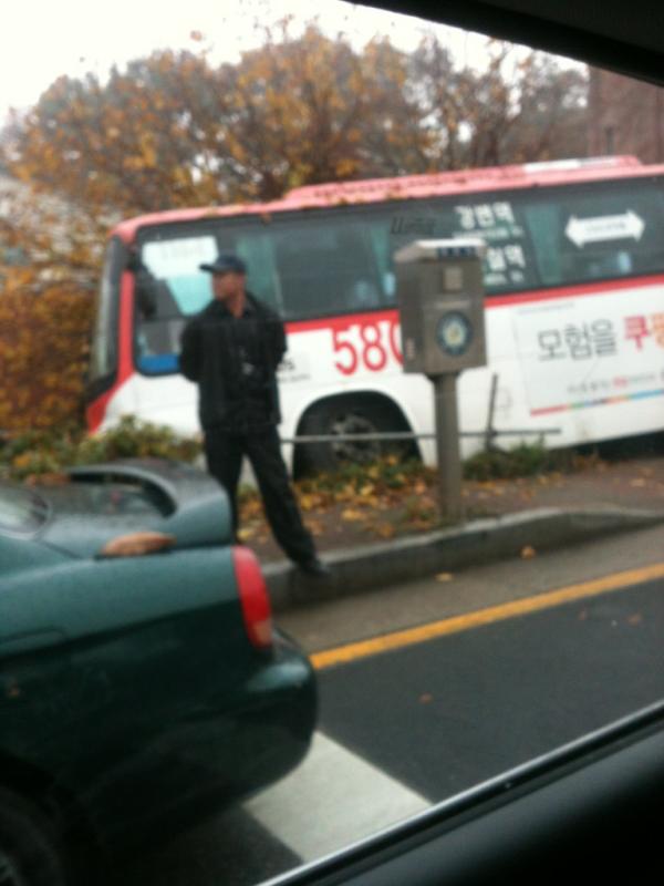 ledz2002's tweet photo. 에버랜드 입구쪽 버스가. 사고가 났네요. 무사들하신지 걱정되네요 http://t.co/pjTP8mbZ